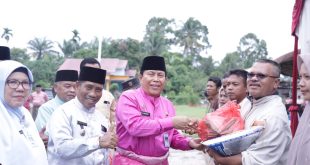Bupati H Sukiman menyerahkan sembako pasar murah di Rambah Hilir