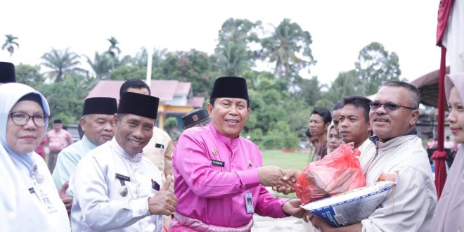 Bupati H Sukiman menyerahkan sembako pasar murah di Rambah Hilir