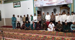 Tampak Wabup bersama rombongan foto bersama dengan tokoh masyarakat Desa Sontang.