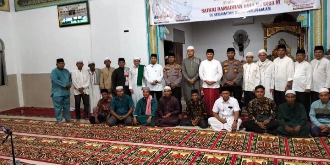 Tampak Wabup bersama rombongan foto bersama dengan tokoh masyarakat Desa Sontang.