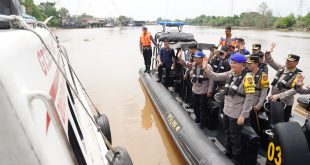 Kapolda Riau Irjen Pol Mohammad Iqbal Sik MH saat melakukan patroli perairan.ist