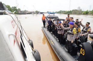 Kapolda Riau Irjen Pol Mohammad Iqbal Sik MH saat melakukan patroli perairan.ist