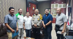 Kapolres Kuansing AKBP Pangucap Priyo Soegito berfoto bersama dengan pengurus Partai Kebangkitan Bangsa (PKB) Kuansing. (its)