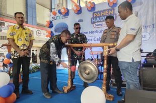 Camat Bagan Sinembah Drs Ahmad Atin memukul gong penarikan undian PHS BRI semester I