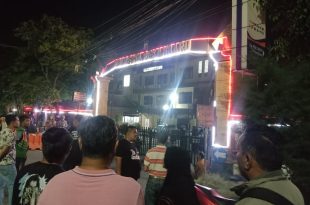Sejumlah wartawan tampak mencarin informasi terkait OTT Pj Wako Pekanbaru di Mapolresta Pekanbaru