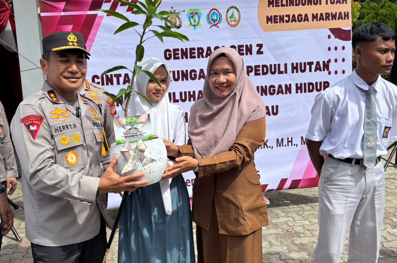 Tanam 10 Pohon, Siswa SMA Dapat SIM Gratis dari Kapolda Riau ...