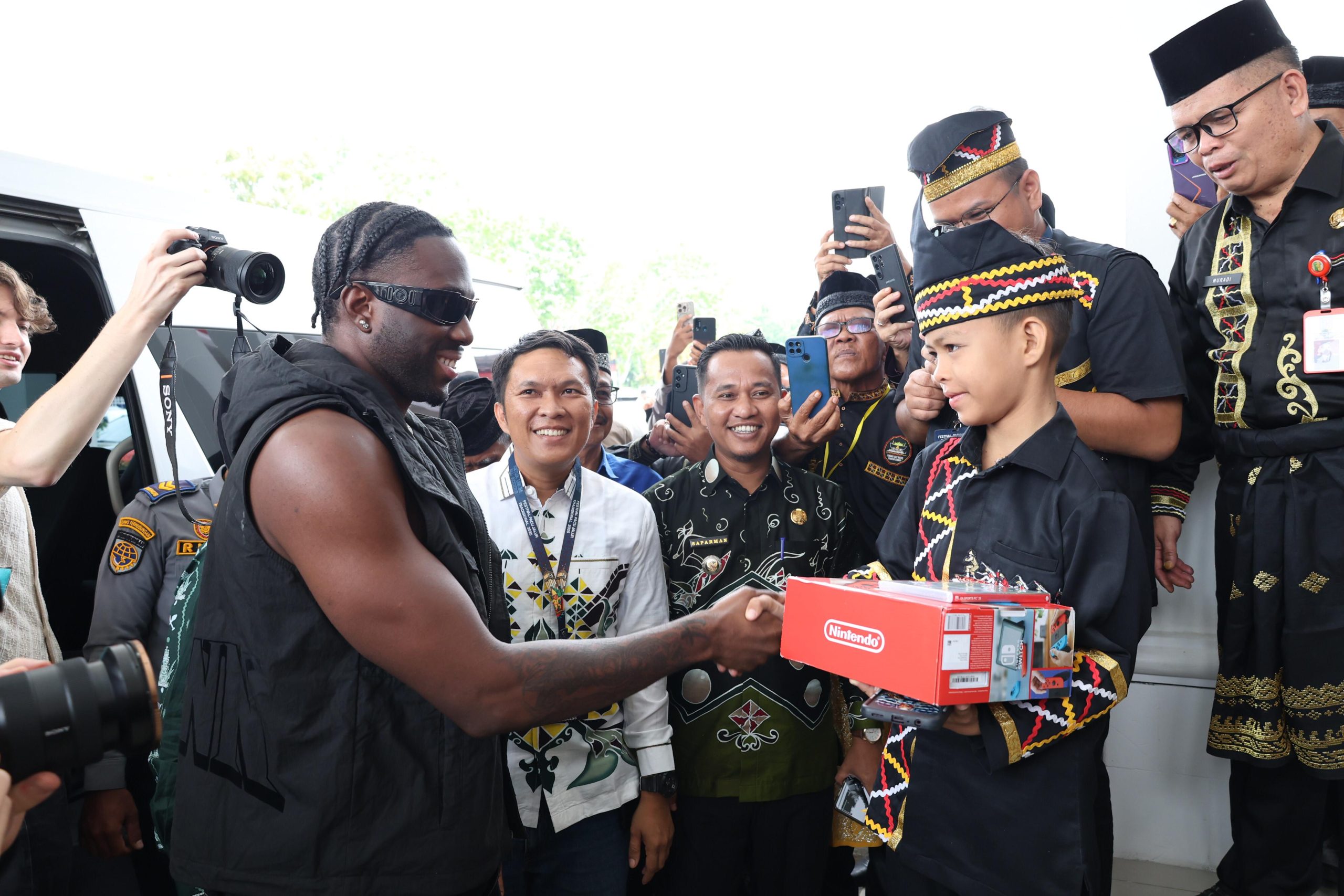 Rapper Melly Mike Bertemu Dikha, Langsung Peluk dan Beri Hadiah ...